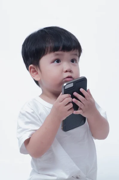 Bir cep telefonu beyaz arka plan üzerinde oynayan çocuk. — Stok fotoğraf