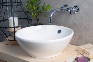 Lavabonun içi lavabo ve muslukla dolu
