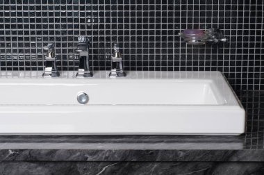 Lavabonun içi lavabo ve muslukla dolu