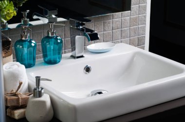 Lavabonun içi lavabo ve muslukla dolu