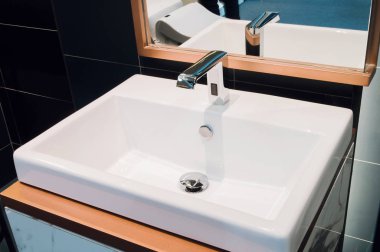 Lavabonun içi lavabo ve muslukla dolu