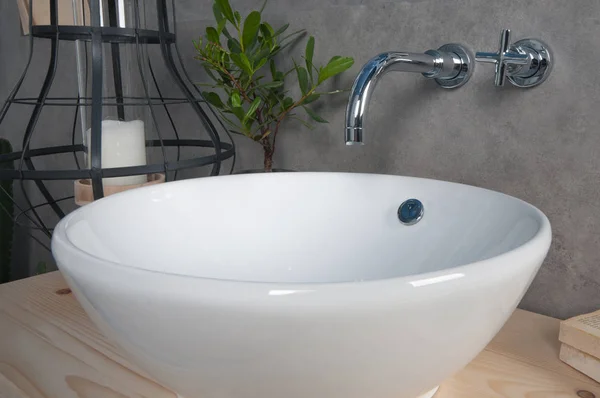 Interior del baño con lavabo y grifo —  Fotos de Stock