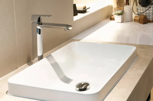 Interno bagno con lavabo e rubinetto — Foto Stock