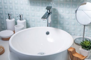 Lavabonun içi lavabo ve muslukla dolu.