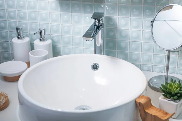 Badezimmerausstattung mit Waschbecken und Wasserhahn. — Stockfoto