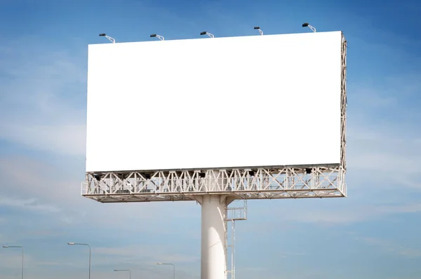 Prázdné bílé billboard užitečné pro nový inzerát — Stock fotografie