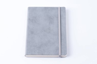 Beyaz arka plan üzerinde izole gri deri notebook