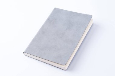 Beyaz arka plan üzerinde izole gri deri notebook