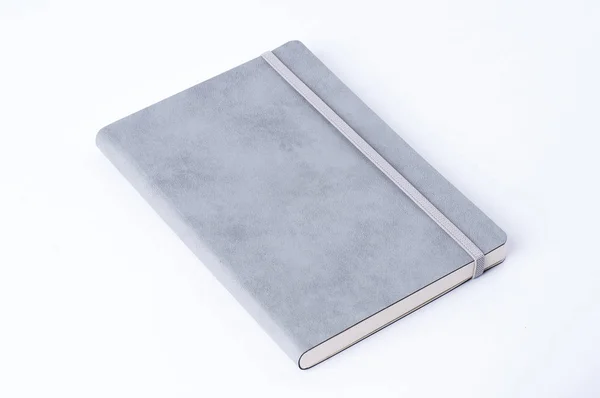 Cuaderno de cuero gris aislado sobre fondo blanco — Foto de Stock