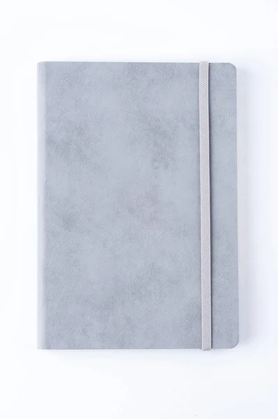 흰색 배경에서 분리 하는 회색 가죽 노트북 — 스톡 사진