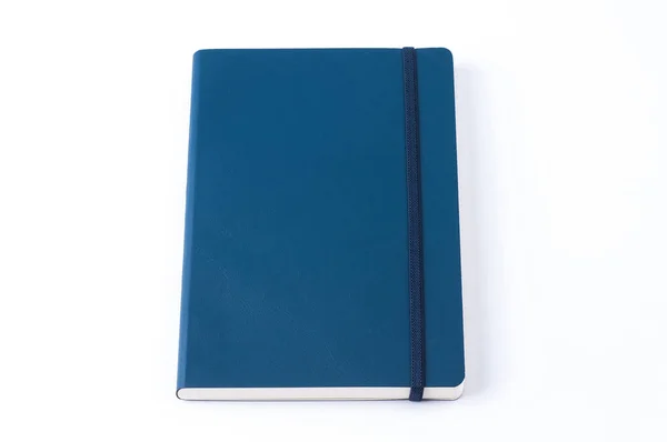 Caderno de couro azul isolado no fundo branco — Fotografia de Stock