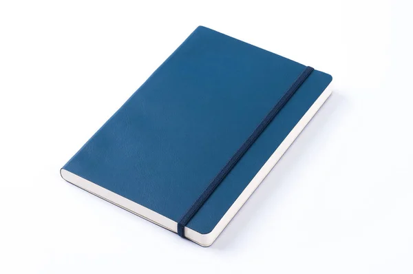 Cuaderno de cuero azul aislado sobre fondo blanco — Foto de Stock