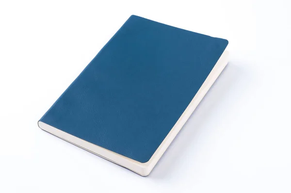 Cuaderno de cuero azul aislado sobre fondo blanco —  Fotos de Stock