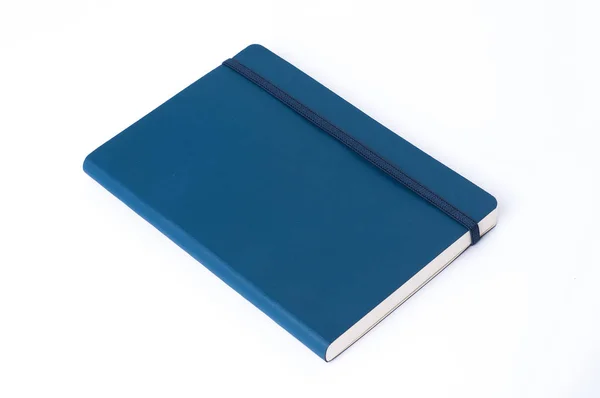 孤立在白色背景上的蓝色皮革笔记本 — 图库照片