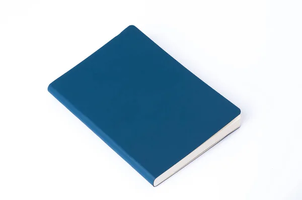 Блакитний шкіряний блокнот ізольований на білому тлі — стокове фото