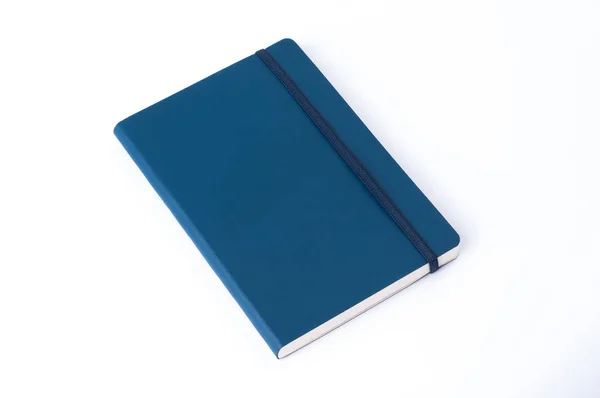 Notebook in pelle blu isolato su sfondo bianco — Foto Stock