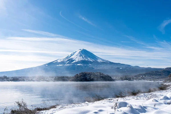 Гора Фудзи ранним утром с отражением на озере Кавагутико — стоковое фото