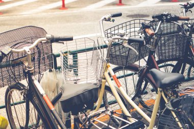 Büyük şehirde Park bisiklet. Doğal ışık, seçici odak