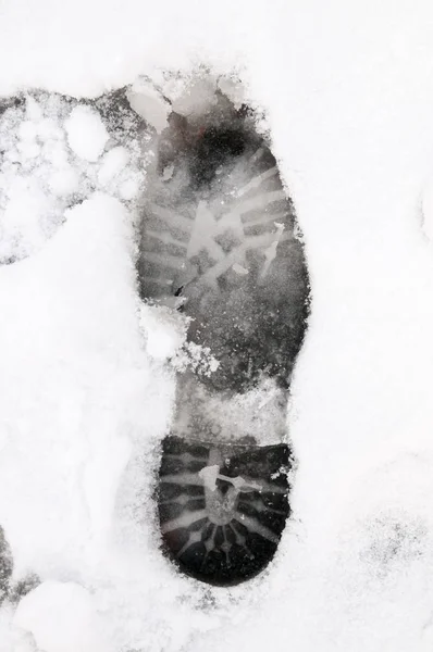 Αποτυπώματα παπουτσιών στο χιόνι - κίνδυνος περπατώντας στο χιόνι — Φωτογραφία Αρχείου
