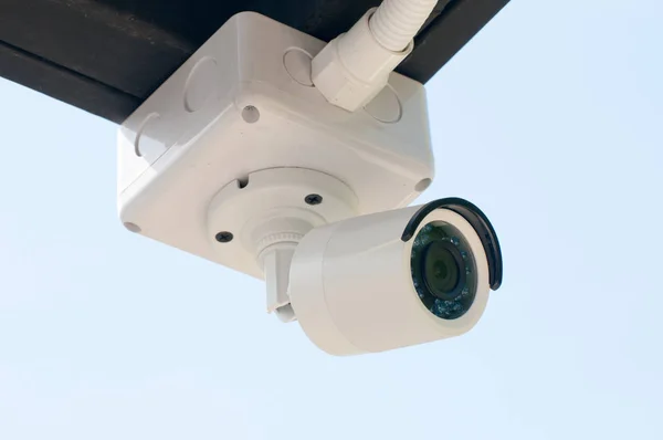 Câmeras de segurança CCTV fora do edifício branco — Fotografia de Stock