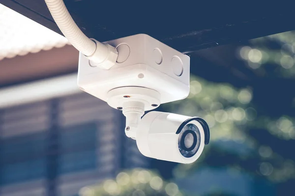 CCTV bezpečnostní kamery mimo bílá budova — Stock fotografie