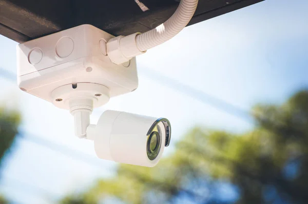 CCTV güvenlik kameraları beyaz bina dışında — Stok fotoğraf