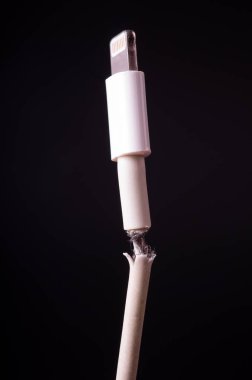 Closeup kırık akıllı telefon şarj kablosu siyah arka plan üzerine