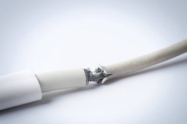 Closeup kırık akıllı telefon şarj cihazı kablosunun beyaz arka plan üzerinde