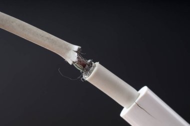 Closeup kırık akıllı telefon şarj kablosu siyah arka plan üzerine