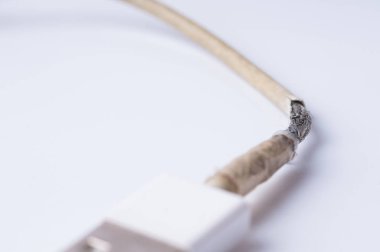 Closeup kırık akıllı telefon şarj cihazı kablosunun beyaz arka plan üzerinde
