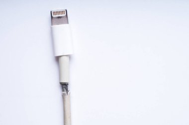 Closeup kırık akıllı telefon şarj cihazı kablosunun beyaz arka plan üzerinde