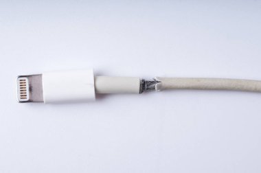 Closeup kırık akıllı telefon şarj cihazı kablosunun beyaz arka plan üzerinde