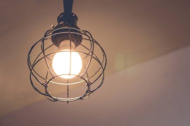 Vintage tarzı tavanda asılı lamba.