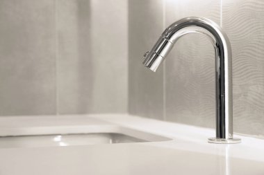 Lavabonun içi lavabo ve muslukla dolu