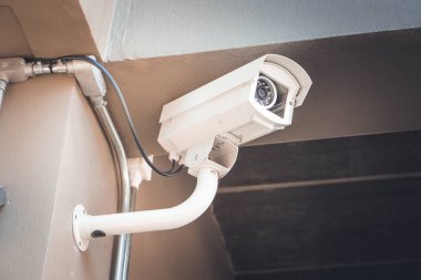 CCTV güvenlik kameraları beyaz bina dışında