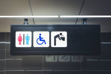 İşaret ve engelliler tuvaletleri.