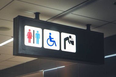 İşaret ve engelliler tuvaletleri.