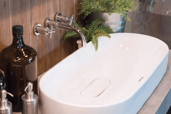 Interior del baño con lavabo y grifo —  Fotos de Stock