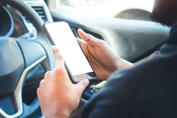 Mujer sosteniendo pantalla vacía de teléfono inteligente dentro de un coche —  Fotos de Stock