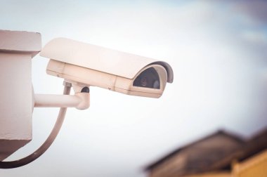 CCTV güvenlik kameraları beyaz bina dışında