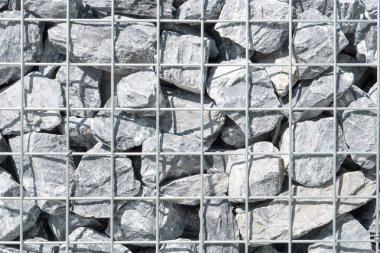 Çelik kafes gabion duvar. Gabion içinde gri taş