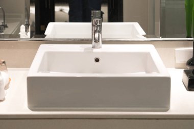 Lavabonun içi lavabo ve muslukla dolu