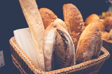 Susam ve ekmek çeşitleri ile buns.