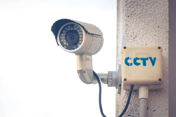 Cámaras de seguridad CCTV fuera del edificio blanco —  Fotos de Stock