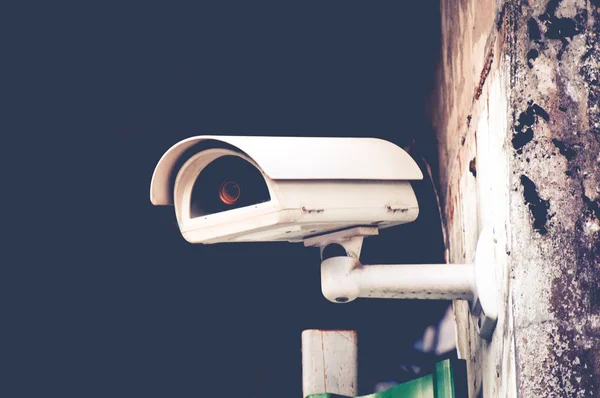 Câmeras de segurança CCTV fora do edifício branco — Fotografia de Stock
