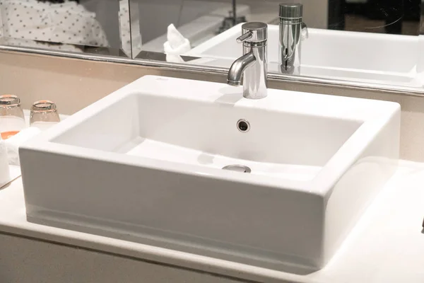 Интерьер ванной комнаты с раковиной и краном — стоковое фото