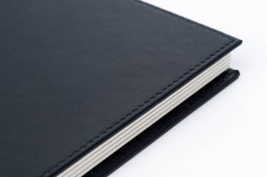 beyaz arkaplanda siyah defter.