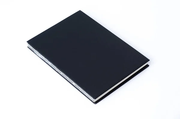 Cuaderno negro sobre fondo blanco. — Foto de Stock