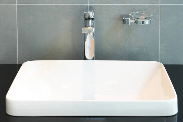 Interno bagno con lavabo e rubinetto — Foto Stock