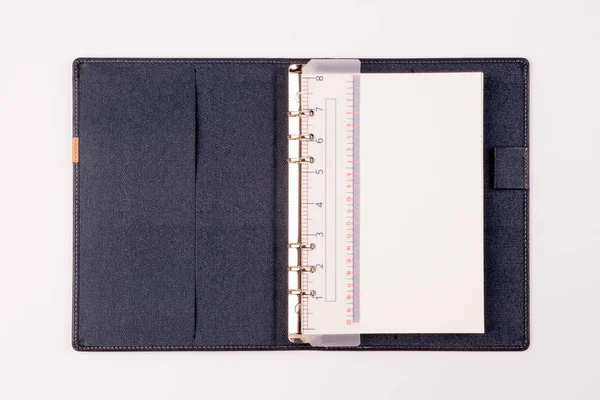 Abrir livro de notas em branco sobre fundo branco . — Fotografia de Stock